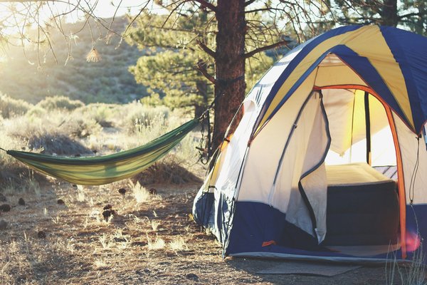 Comment organiser un camping pour une expédition de randonnée en région volcanique en Indonésie?